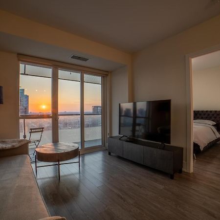 Luxury Condo W/Mesmerizing Sunset Views & Free Parking Toronto Exterior photo