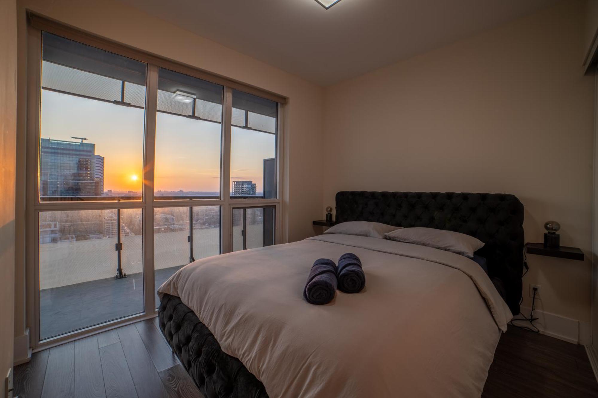 Luxury Condo W/Mesmerizing Sunset Views & Free Parking Toronto Exterior photo